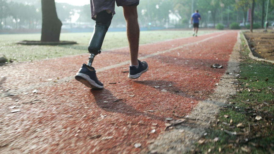 runner with prosthetic leg